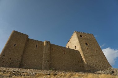 İspanya 'nın Segura y las Villas kentindeki Sierras de Cazorla doğal parkında yer alan Segura de la Sierra kalesinin manzarası. Güneşli bir günde