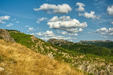 Segura de la Sierra 'nın Sierras de Cazorla, Segura y las Villas, İspanya' daki Doğal Parkı 'ndaki manzarası. Bulutlu bir günde