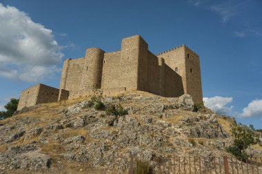 İspanya 'nın Segura y las Villas kentindeki Sierras de Cazorla doğal parkında yer alan Segura de la Sierra kalesinin manzarası. Güneşli bir günde