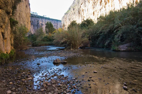 スペインに位置するコンオンとその足元の川の眺め — ストック写真