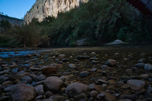 スペインに位置するコンオンとその足元の川の眺め — ストック写真