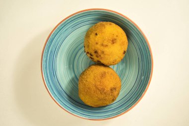 İtalyan aperatifleri arancini, et ile doldurulmuş pirinç topları, İtalyan yemekleri.
