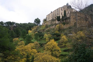 İspanya 'nın Alicante şehrinde terk edilmiş eski bir manastır. Sarı ağaçlarla