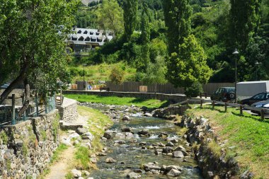 Hueca, Aragon, İspanya 'da bulunan Aguas Limpias nehrinin yanındaki Sallent de Gallego kasabası. manzara manzarası
