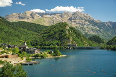 İspanya 'nın Huesca ilindeki Aragonese Pireneleri' ndeki Lanuza rezervuarının manzarası
