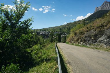 İspanya 'nın Huesca ilindeki Aragonese Pireneleri' ndeki Lanuza rezervuarının bakış açısı. Peyzaj