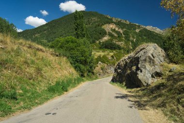 İspanya 'nın Huesca ilindeki Aragonese Pireneleri' ndeki Lanuza rezervuarının bakış açısı. Peyzaj
