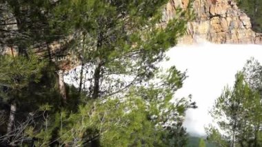 EL Chorro de Montanejos, İspanya 'nın Castellon şehrinde bulunan Campos de Arenoso rezervuarının çıkış noktası.