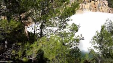 EL Chorro de Montanejos, İspanya 'nın Castellon şehrinde bulunan Campos de Arenoso rezervuarının çıkış noktası.