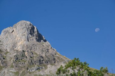 İspanya 'nın Huesca eyaletindeki Aragonese Pireneleri' ndeki dağların manzarası. Güneşli bir günde