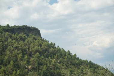 İspanya 'nın Huesca eyaletindeki Aragonese Pireneleri' ndeki dağların manzarası. Güneşli bir günde