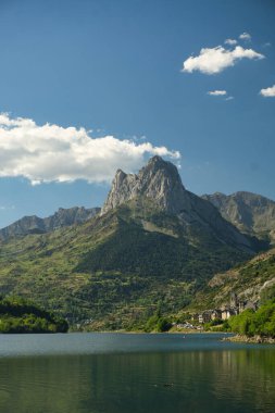 İspanya 'nın Huesca eyaletindeki Aragonese Pireneleri' ndeki dağların manzarası. Güneşli bir günde