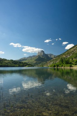 Güneşli bir günde İspanya 'nın Huesca ilindeki Aragonese Pireneleri' ndeki Lanuza rezervuarının manzarası