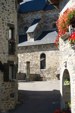 Lanuza kasabası, Gallego nehrinin kıyısında eski bir köy, Hueca, Aragon, İspanya 'da. Güneşli bir günde