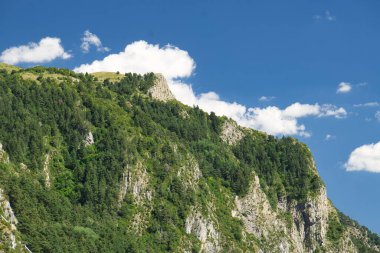 İspanya 'nın Huesca eyaletindeki Aragonese Pireneleri' ndeki dağların manzarası. Güneşli bir günde