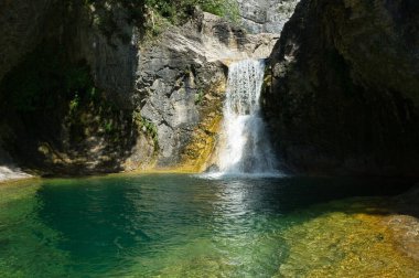 Doğal Manzarada Görkemli Gizli Şelale, Aragonez Pireneleri 'nde, Huesca, İspanya. Yeşil nehir