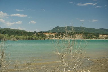 İspanya 'nın Huesca kentinde bulunan Ainsa kasabası yakınlarındaki Mediano rezervuarının manzarası. Pirineo Aragones