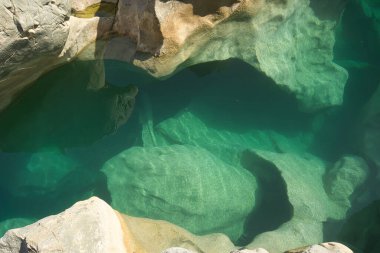 İspanya 'nın Huesca kentindeki Aragonese Pireneleri' nde yer alan Fuente de Tamara 'daki Alcanadre nehri boyunca güzel doğal havuzlar. Yeşil nehir