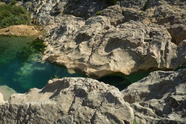 İspanya 'nın Huesca kentindeki Aragonese Pireneleri' nde yer alan Fuente de Tamara 'daki Alcanadre nehri boyunca güzel doğal havuzlar. Yeşil nehir