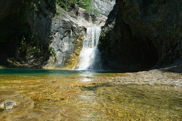 Majestic Hidden Waterfall Natural Landscape Localizado Nos Pirinéus Aragoneses Huesca — Fotografia de Stock