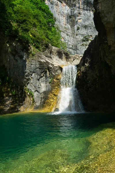 Majestic Hidden Waterfall Natural Landscape Localizado Nos Pirinéus Aragoneses Huesca — Fotografia de Stock