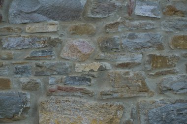 Farklı boyutlarda taş duvarlar, İspanya 'da kahverengi ve bej tonlarında taştan kabartmalar.