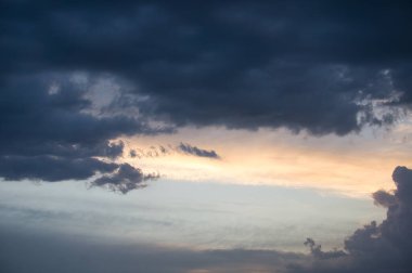 Gün batımının güzel ve renkli bulutları