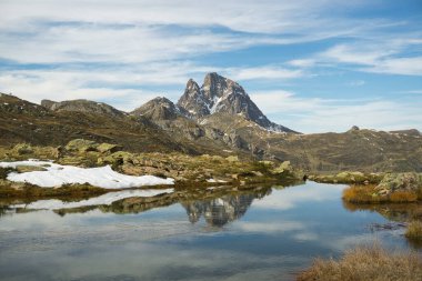 İbon de Anayet ve Anayet tepesi dibi olan Portalet. İspanya 'daki Aragonlu Pireneler' in ünlü dağları.