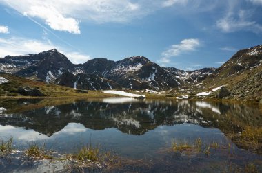 İbon de Anayet ve Anayet tepesi dibi olan Portalet. İspanya 'daki Aragonlu Pireneler' in ünlü dağları.