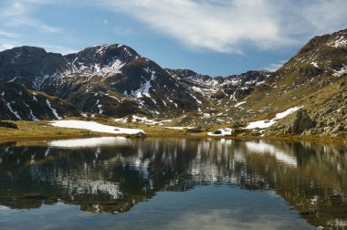 İbon de Anayet ve Anayet tepesi dibi olan Portalet. İspanya 'daki Aragonlu Pireneler' in ünlü dağları.