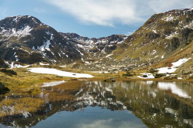 İbon de Anayet ve Anayet tepesi dibi olan Portalet. İspanya 'daki Aragonlu Pireneler' in ünlü dağları.