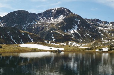 İbon de Anayet ve Anayet tepesi dibi olan Portalet. İspanya 'daki Aragonlu Pireneler' in ünlü dağları.