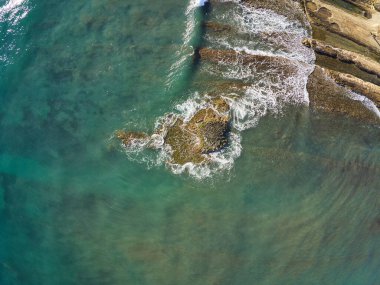 İspanya 'nın Valensiyalı Topluluğu' nda bulunan Alicante 'deki Cabo Huertas plajındaki kayaların insansız hava aracı görüntüsü. Deniz ve taşlar