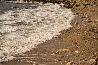 Deniz dalgaları İspanya 'nın Alicante kentinde bulunan plajda kayaya çarpıyor.