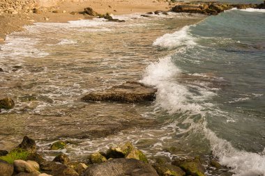 Deniz dalgaları İspanya 'nın Alicante kentinde bulunan plajda kayaya çarpıyor.,