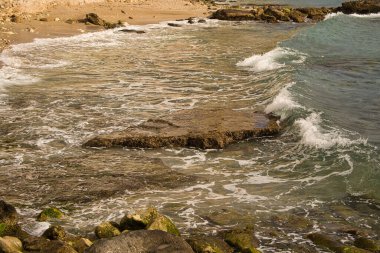 Deniz dalgaları İspanya 'nın Alicante kentinde bulunan plajda kayaya çarpıyor.,