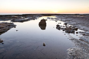 İspanya 'nın Alicante kentinde kayalıklı güzel bir gün doğumu. Görünüm