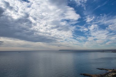 İspanya, Alicante 'de kayalar ve bulutlarla kumsalda güzel bir gün doğumu. Görünüm