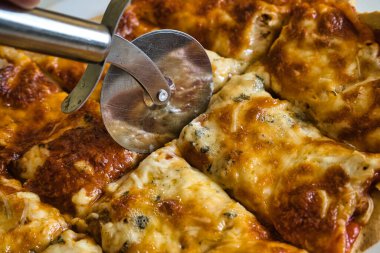 Lezzetli ev yapımı sıcak İtalyan pizzası yemeye hazır. Domates, jambon, mozzarella peyniri ve dört peynirli. Tat