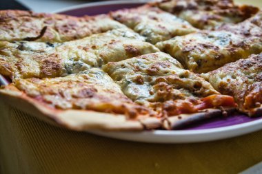Lezzetli ev yapımı sıcak İtalyan pizzası yemeye hazır. Domates, jambon, mozzarella peyniri ve dört peynirli. Tat
