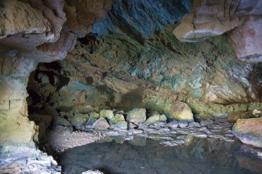 İspanya 'nın Alicante eyaletindeki Denia şehrinde bulunan Cova Tallada manzarası. Mağara