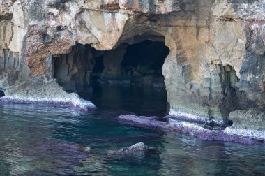 İspanya 'nın Alicante eyaletindeki Denia şehrinde bulunan Cova Tallada manzarası. Mağara