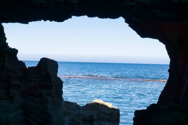 İspanya 'nın Alicante eyaletindeki Denia şehrinde bulunan Cova Tallada manzarası. Mağara