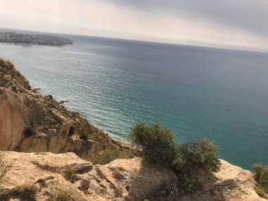 İspanya 'nın Valensiyalı Topluluğu' nun Alicante eyaletindeki güzel plajlar. Görünüm