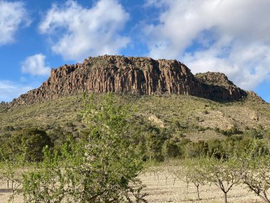 İspanya 'da kayaların, dağların ve birçok bitkinin bulunduğu nehir boyunca bir yürüyüş yolu manzarası. Yönlendirme