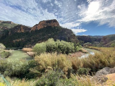 İspanya 'da kayaların, dağların ve birçok bitkinin bulunduğu nehir boyunca bir yürüyüş yolu manzarası. Yönlendirme
