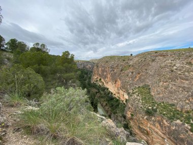 İspanya 'da kayaların, dağların ve birçok bitkinin bulunduğu nehir boyunca bir yürüyüş yolu manzarası. Yönlendirme