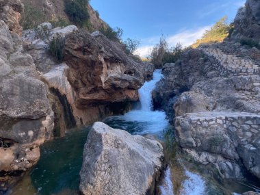 İspanya 'nın Valensiya Bölgesi' nde yer alan Bolbaite kasabasındaki şelaleler ve doğal havuzlar. Görünüm