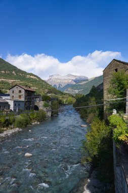Ara Nehri, İspanya 'nın Huesca kentindeki Aragonese Pireneleri' ndeki Broto kasabasından geçerken. görünüm