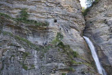 İspanya 'nın Huesca kentindeki Aragonese Pireneleri' ndeki Broto kasabasında Sorrosal. görünüm